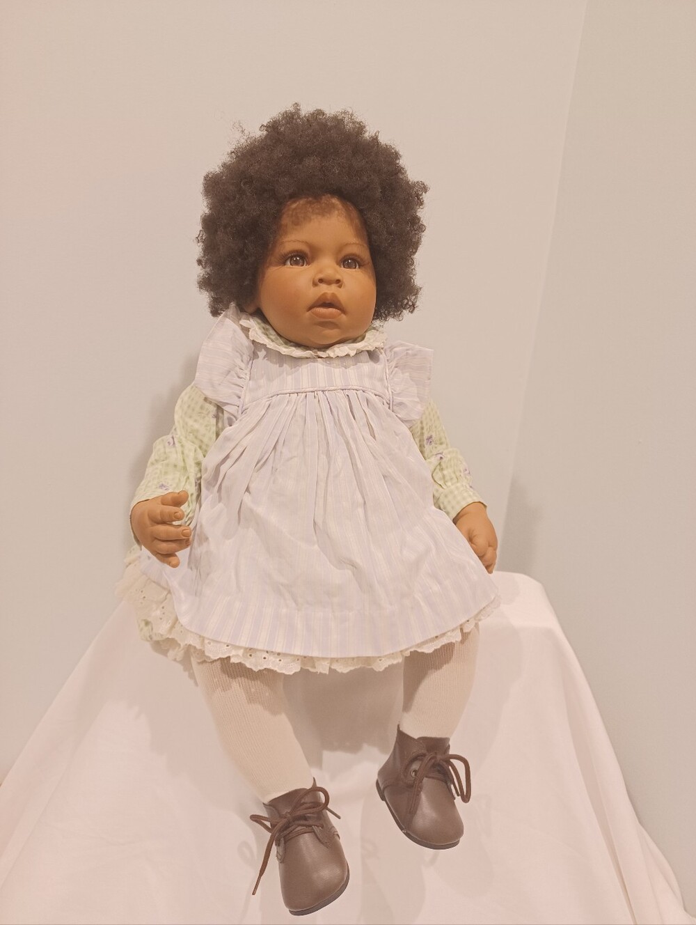 Lee Middleton Classic Brown Baby Doll with Curly Hair - Picture 2 of 8